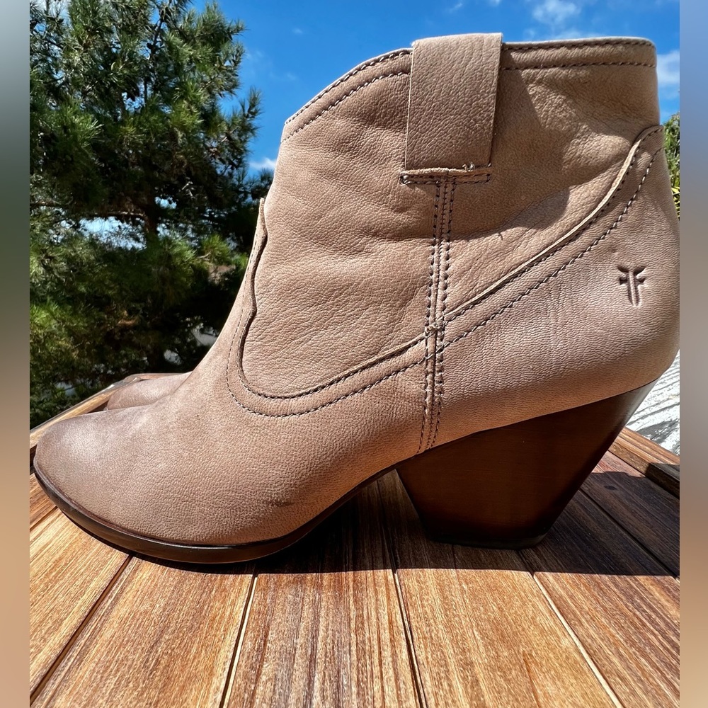 Frye Women's Reina Ash Grey Leather Western Ankle Bootie Women’s Size 9